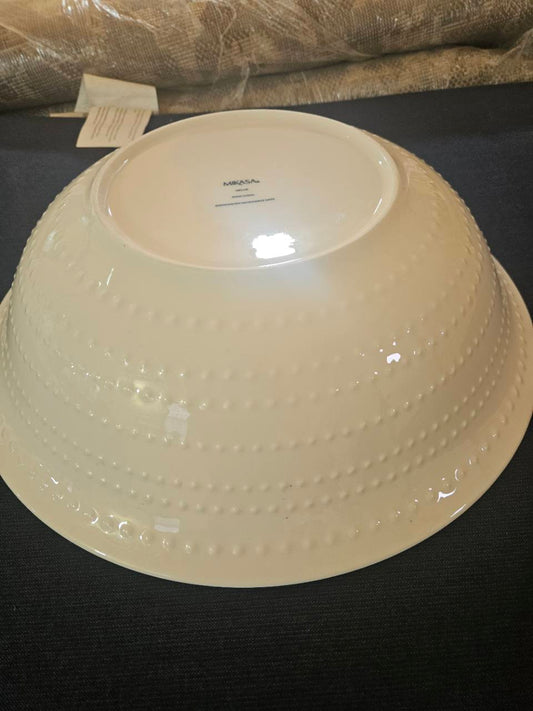 Mikasa Nellie serving bowl embossed dot exterior